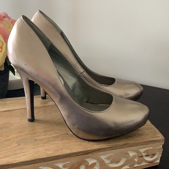 Steve Madden Platinum Metallic Heels - Picture 3 of 8